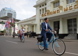 Mayor of Bandung city Ridwan Kamil (R) rides his bicycle in Bandung on western Java island on April 23, 2015, as he inspects preparations for a planned walk by participating heads of states scheduled for April 24 for the 60th Asian-African Conference. Asian and African leaders have gathered in Indonesia this week to mark 60 years since a landmark conference that helped forge a common identity among emerging states, but analysts say big-power rivalries will overshadow proclamations of solidarity. AFP PHOTO / Bay ISMOYO